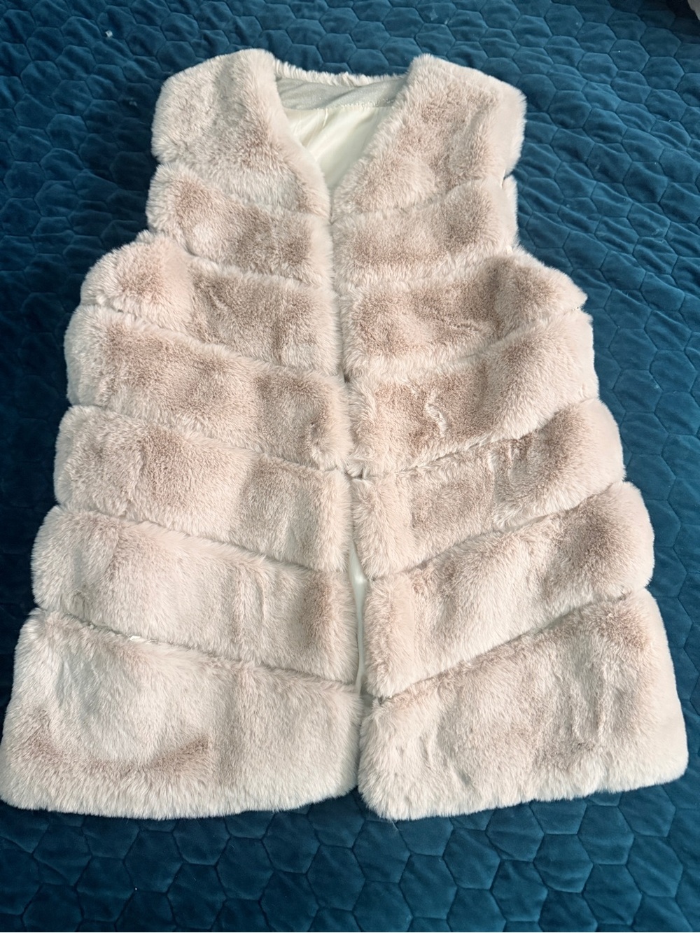 Sleeveless Faux Fur Vest with Pockets Med/Large Women’s Clasp/Hook SEE PICS